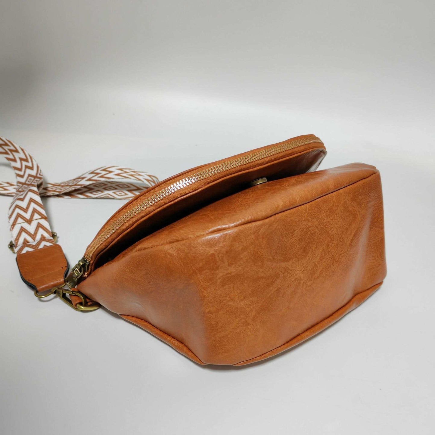 Mary - Crossbody & Chest Bag